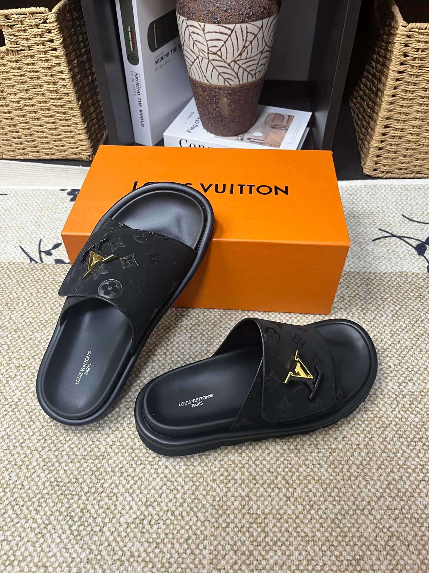 P340 [New Style] [LOUIS VUITTON] Louis Vuitton, LV printing, men's and women's slippers are now on the market, packed in drawer boxes with cloth bags and cards, the upper pattern looks very soft and waxy, and is a super versatile leg slimming tool. Fabric: imported denim/canvas/old fabric, LV hardware LOGO, official website pattern printing, comfortable to wear, feet: high-elastic PU water table. Sole: foam sole, heel height: about 5cm. Code number: 35-46, 35, 45, 46 are custom-made and non-returnable. Color: multiple colors and styles available.